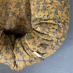 Konges Sløjd Babynest met boog voor speeltjes - Winter Leaves Mustard