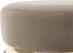 Kruk rond met pluizige stoffen kleding en trendy Franse edelmetalen ring midden in de vloerdecoratie Zimeubel slaapkamer woonkamer kledingkast kleur: taupe