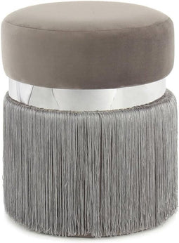 Kruk rond met pluizige stoffen kleding en trendy Franse edelmetalen ringen midden in de vloerdecoratie Zimeubels slaapkamer woonkamer kledingkast kleur: grijs