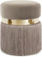 Kruk rond met pluizige stoffen kleding en trendy Franse edelmetalen ring midden in de vloerdecoratie Zimeubel slaapkamer woonkamer kledingkast kleur: taupe