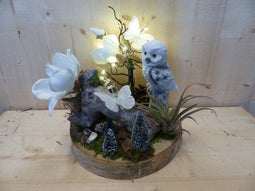 Kunstbloemen met decotak met uil of hert dia. 30 cm met verlichting