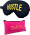 SMUG Slaapmasker met Opbergzakje - 100% Verduisterend - Verstelbaar Oogmasker in Satijn - Hustle Print
