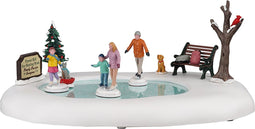 Lemax - Family Skating Day- B/o (4.5v) - Kersthuisjes & Kerstdorpen