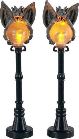 Lemax - Gargoyle Lamp Post, Set Of 2, B/o (4.5v) - Kersthuisjes & Kerstdorpen