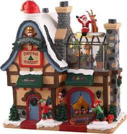 Lemax - 'North Pole Nursery' - Verlicht gebouw - Exclusief adapter (werkt ook op batterijen)