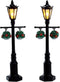 Lemax - Old English Lamp Post - Set Of 2 - B/o (4.5v) - Kersthuisjes & Kerstdorpen