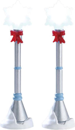 Lemax - Snowflake Lamp Post, Set Of 2, B/o (4.5v) uit de 2017 Collectie