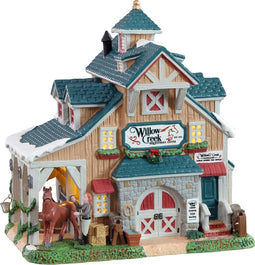 Lemax - 'Willow Creek Equestrian Center' - Verlicht gebouw - Exclusief adapter (werkt ook op batterijen)