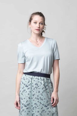 Lichtblauwe top met v-hals en korte mouwen