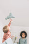 Lil' Papoe Muziekhanger - Handgemaakte Wolk Knuffel met Uniek Slaapliedje - Baby Kamer Accessoires - Tetra Munt