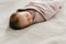 Lil' Papoe Swaddle - Inbakerdoek uit 100% Organisch Katoen - Wikkeldeken - Tetra Lila