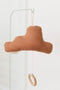 Lil' Papoe Muziekhanger - Handgemaakte Wolk Knuffel met Uniek Slaapliedje - Baby Kamer Accessoires - Tetra Roest