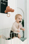 Lil' Papoe Muziekhanger - Handgemaakte Wolk Knuffel met Uniek Slaapliedje - Baby Kamer Accessoires - Tetra Roest
