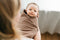 Lil' Papoe Swaddle - Inbakerdoek uit 100% Organisch Katoen - Wikkeldeken - Tetra Bruin