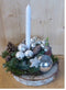 Kerststukje 'Koersk' houten schijf dia. 30 cm wit-zilveren tinten m...