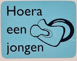 Etiket Hoera een jongen blauw/zwar 25x25