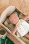 Lorena Canals Mini Ammi set - Tapijt, poef, opbergmand, bed, beddengoed en pop - Beige/Groen