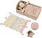 Lorena Canals Mini Ammi set - Tapijt, poef, opbergmand, bed, beddengoed en pop - Roze