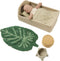 Lorena Canals Mini Ammi set - Tapijt, poef, opbergmand, bed, beddengoed en pop - Beige/Groen