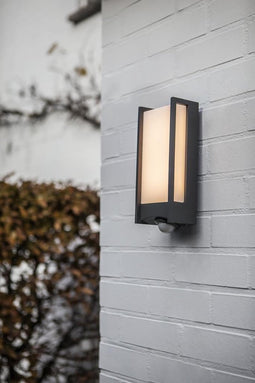 LUTEC Qubo - Wandlamp voor buiten - PIR bewegingssensor - Aluminium armatuur - LED - 800 Lumen - 14W - 3000K warm wit licht - Donkergrijs