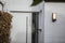 LUTEC Qubo - Wandlamp voor buiten - PIR bewegingssensor - Aluminium armatuur - LED - 800 Lumen - 14W - 3000K warm wit licht - Donkergrijs
