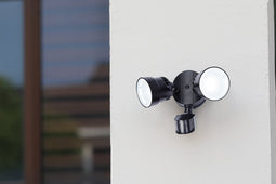 LUTEC Shrimp - Security wandlamp voor Buiten - Schijnwerper met PIR bewegingssensor - Tweekoppig - LED - 1250 Lumen - 12W - 5000K wit licht - Zwart