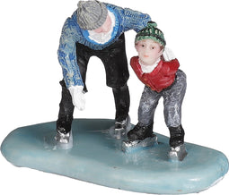 Luville - Daddy is teaching - l6xb3,5xh4,5cm - Kersthuisjes & Kerstdorpen