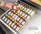 Budu Kruidenpotjes Set - 28 stuks - Glazen potjes met bamboe deksel - Inclusief 160 stickers en accessoires (28 stuks)