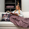 Melli Mello Luxe Plaid 130x170cm - Oud Roze - Luxe Fleecedeken: Plaid voor Stijlvolle Decoratie- Flanel Fleece Plaid voor Bank, Bed en Decoratie - Extra Zacht en Comfortabel - A Kind Of Magic
