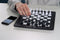 MILLENNIUM eONE M841 – Elektronisch schaakbord online op Lichess, chess.com en Tornelo. Met 81 leds voor de zetweergave. Lithium-ionen-accu en bluetooth/usb geïntegreerd.