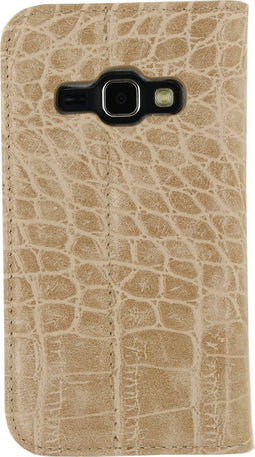 Mobilize Telefoonhoesje geschikt voor Samsung Galaxy J1 (2016) Hoesje | Mobilize Premium Book Bookcase | Pasjeshouder voor 1 Pasje | Telefoonhoesje voor Pinpas / OV Kaart / Rijbewijs - Alligator Peanut Brown | Bruin