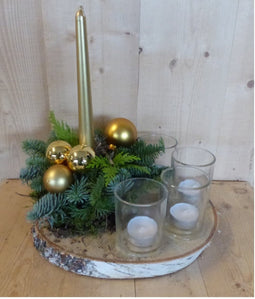 Kerststukje 'Tjoemen' houtenschijf dia. 30cm kaars & 4 theelichtjes...