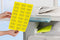 Avery L7263Y-25 - Etiketten Adresseren - Afneembaar 99,1 x 38,1 mm - Neon Geel (340 stuks)