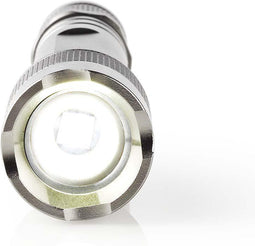 Nedis LED-Zaklamp - Batterij Gevoed - 4,5 V - 3 W - 2x AA - Incl. batterijen - Nominale lichtstroom: 150 lm - Lichtbereik: 120 m - Stralingshoek: 46.1 ° - 10000 Schakelcycli