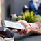 Muvit for Change - Draagkoord mobiele telefoon - Inclusief houder - Roze