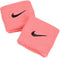 Nike polsband Smal Zalmkleur