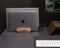 Oakywood Dual Laptop Dock - Massief Walnoot - Echt Hout Verticale MacBook/Laptop/Tablet Standaard - Clean Desk Design