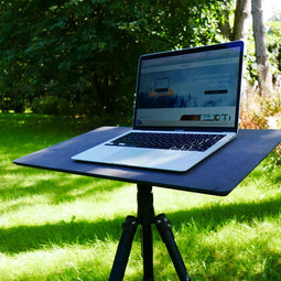 NOT A DESK Zwart tripod bureau L - MDF gerecycleerd hout - Made In Belgium - compact bureau - in hoogte en helling verstelbaar - mobiel zit sta bureau - draagbaar kantoor - multifunctioneel