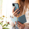 Selencia Hoesje Geschikt voor iPhone 13 Hoesje Met Pasjeshouder - Selencia Surya 2-in-1 Uitneembare Vegan Lederen Bookcase - Blauw