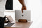 Oakywood Laptop Dock - Massief Walnoot - Echt Hout Verticale MacBook/Laptop Standaard - Clean Desk Design