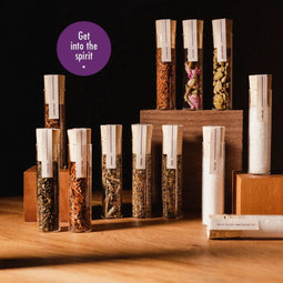 DO YOUR TONIC - Tonic Water Set om zelf te maken - Gin Tonic Sirup Cocktail - 12 Botanicals In Mooie Kruiden Glazen - Perfecte Gin kruiden- Cadeau voor mannen