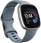 Fitbit Versa 4 - Smartwatch - GPS Hartslagmonitor 40+ trainingsmodi - Zilver Blauw