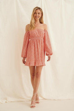 NA-KD Reborn - Off Shoulder Smocked Mini Jurk - Gecertificeerd Duurzaam - Painted Floral Coral