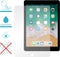 iMoshion Tablet Hoes Geschikt voor iPad 6 (2018) 9.7 inch / iPad 5 (2017) 9.7 inch - iMoshion Softcase Backcover + Glas Screenprotector tablet - Transparant
