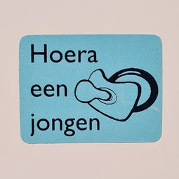Etiket Hoera een jongen blauw/zwar 25x25