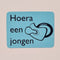 Etiket Hoera een jongen blauw/zwar 25x25