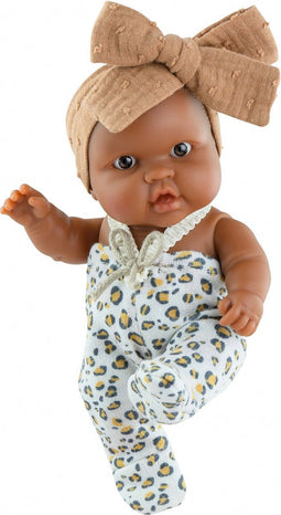 Paola Reina Puppegie Hebe babypop donker meisje met mouwloos pakje 21cm