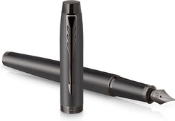 Parker IM Monochrome vulpen | blauwe inkt | gunmetal afwerking en details | fijne punt | geschenkverpakking