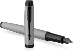 Parker IM vulpen | Matgrijs met zwart detail | Medium punt met blauw inktpatroon | Geschenkdoos