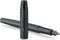 Parker IM vulpen | Matzwart met zwart detail | Medium punt met blauw inktpatroon | Geschenkdoos